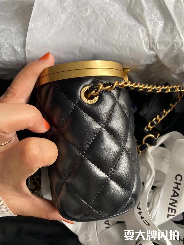 Chanel香奈儿 全新手工坊系列黑金水桶翻盖水桶包 Chanel香奈儿全新手工坊系列黑金水桶翻盖水桶包，复古又可爱的小水桶，经典菱格纹质感，翻盖设计内里带镜子，极具精致感，现货